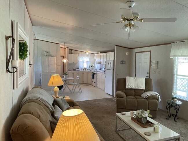 Building Photo - Furnished 3 bedroom 2 full bathroom Manufa...