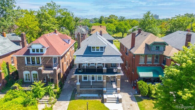 Building Photo - 3273 Cortland St