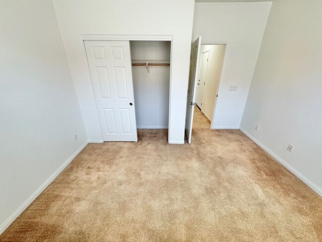 Building Photo - BEAUTIFUL 4 BEDROOM HOME IN GUARD GATED CO...