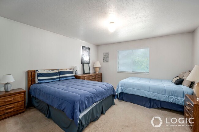 Building Photo - Fully Furnished Row End Townhome!