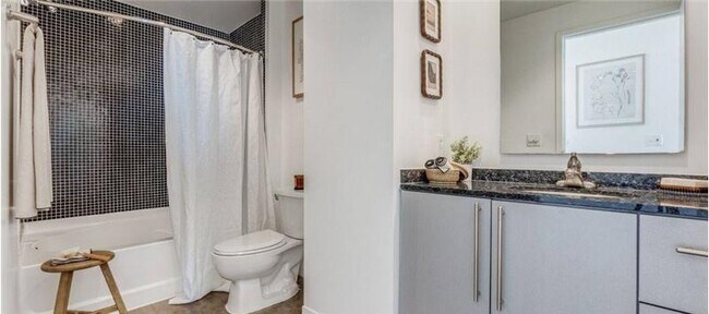 Building Photo - 301 N Akard St