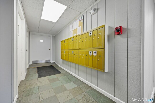 Building Photo - 140 Field Point Rd