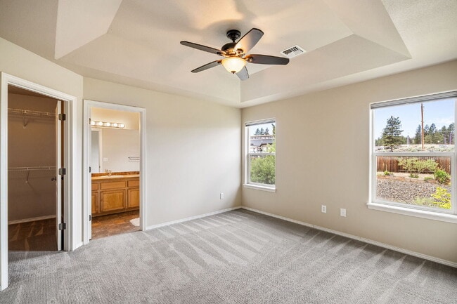 Building Photo - Spacious 3 Bed Home in Southeast Bend