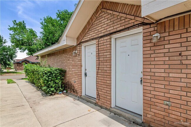 Building Photo - 15 Kimberly Ln