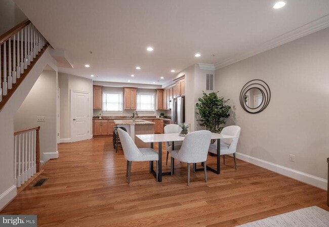 Building Photo - 420 Cook St