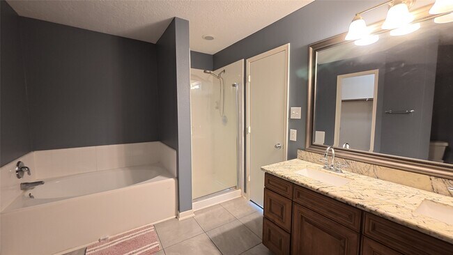 Building Photo - 2843 Oakland Brook St