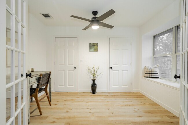 Building Photo - 323 Celia Cir