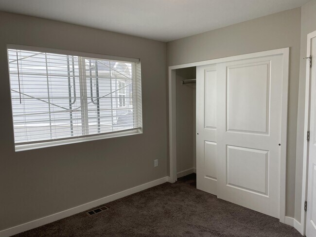 Building Photo - 153 E Brushy Canyon St