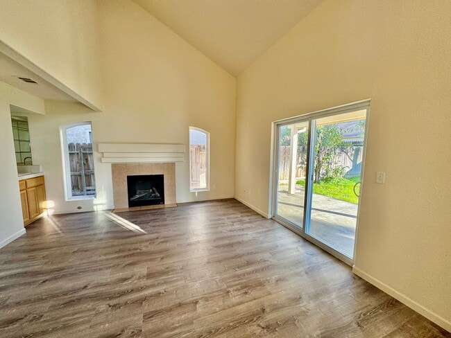 Building Photo - REDUCED!!! 4 Bedroom, 3 Bath Tri-Level Hom...