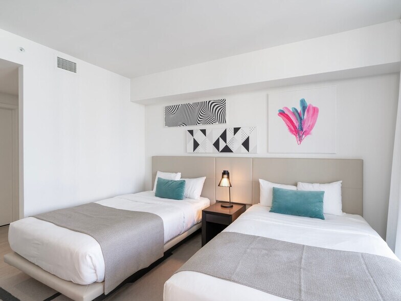 Building Photo - 4010 S Ocean Dr