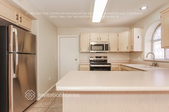 Building Photo - 7934 W Laurel Ln