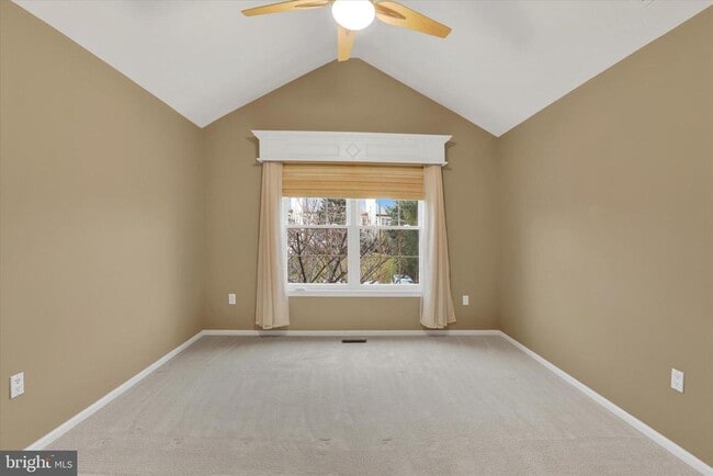 Building Photo - 102 Julian Dr E