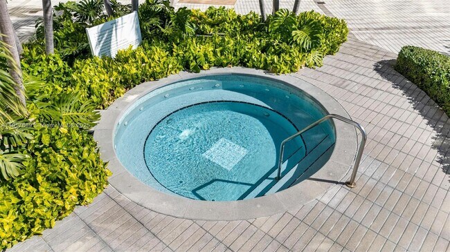 Building Photo - 1541 Brickell Ave