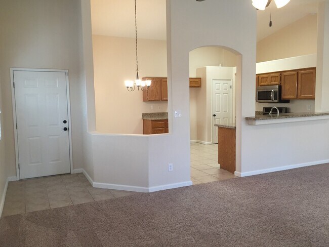 Building Photo - Beautiful 3 Bed 2 Bath in Riverlakes Community - Northwest Bakersfield- $2,350 Rent