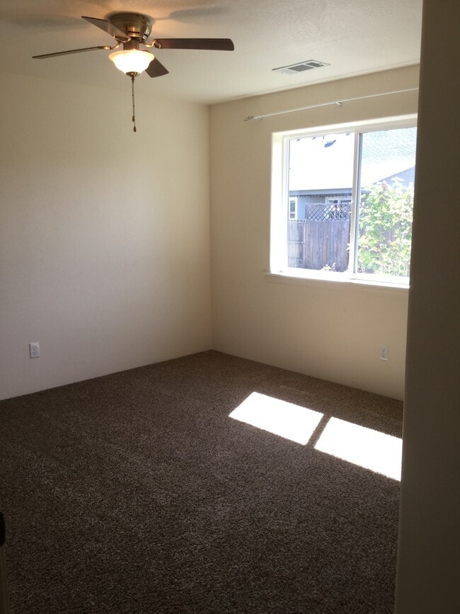 Building Photo - 3 Bedroom 2 Bath with RV parking in Medford!