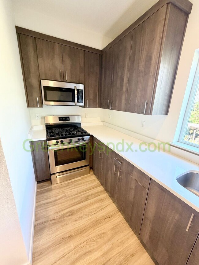 Building Photo - Modern 2-Bedroom Townhome on 3 Levels with Garage, A/C and Private Patio – Great SE Portland Loca...