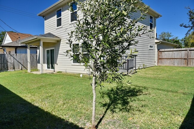 Building Photo - 5046 Van Fleet St