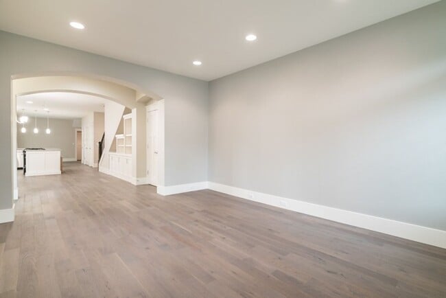 Building Photo - Luxury Townhome in the Heart of Lake Osweg...
