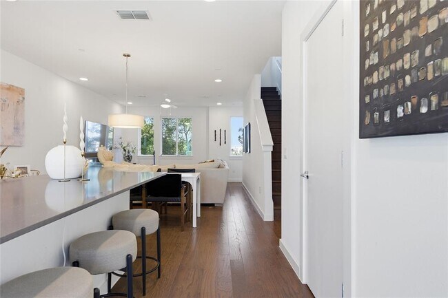 Building Photo - 814 N Bluff Dr