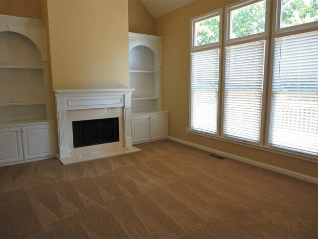 Building Photo - 697 Mountain Oaks Parkway