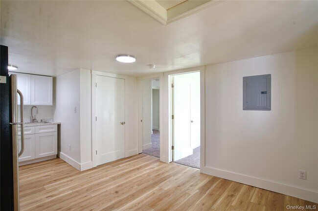 Building Photo - 120 Main St