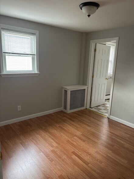 1/3 bedrooms with en suite bathroom. - 27 Elm St