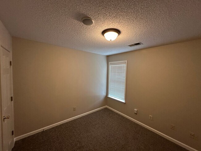 Building Photo - 3BD/2BA 1,640 sq. ft. Home With Split Floor Plan. Pets Are Welcome With Owner's Approval.