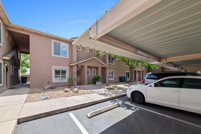 Building Photo - 3 Bedroom End Unit Townhome!