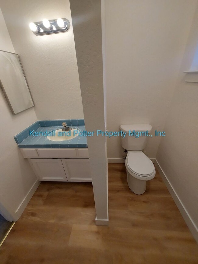 Building Photo - Spacious 2br Duplex with Yard!