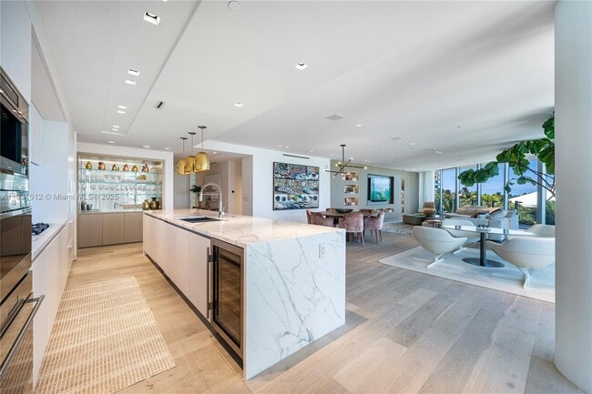 Building Photo - 1 Collins Ave