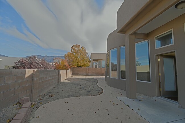 Building Photo - GATED COMMUNITY IN NE HEIGHTS