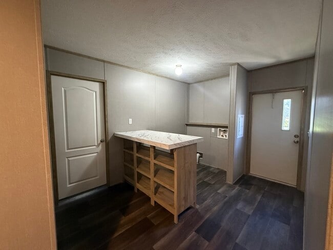 Building Photo - Beautiful mobile home for sale