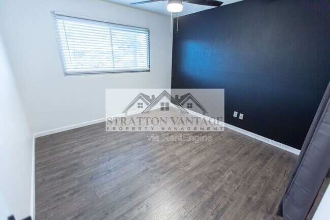 Building Photo - 111 E Manhatton Dr