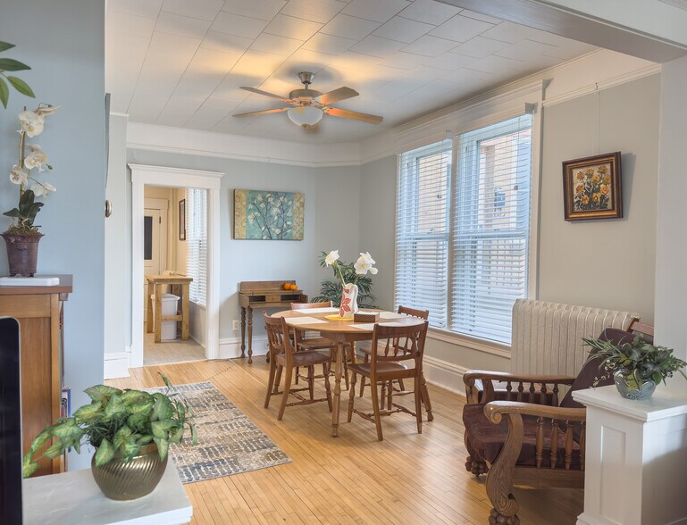 Building Photo - 909 E 5th St