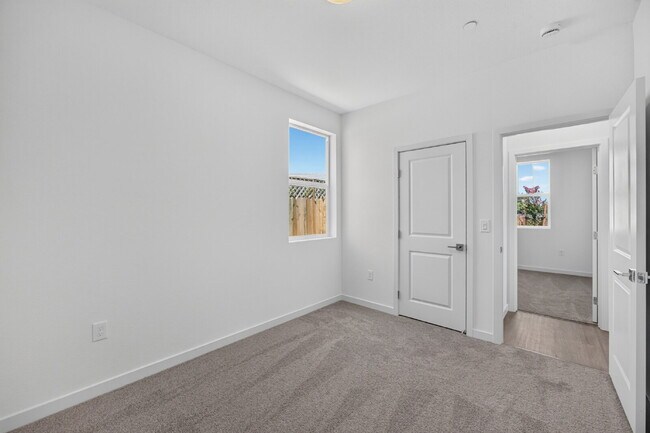 Building Photo - Charming 3-Bed, 2-Bath Home in Sacramento