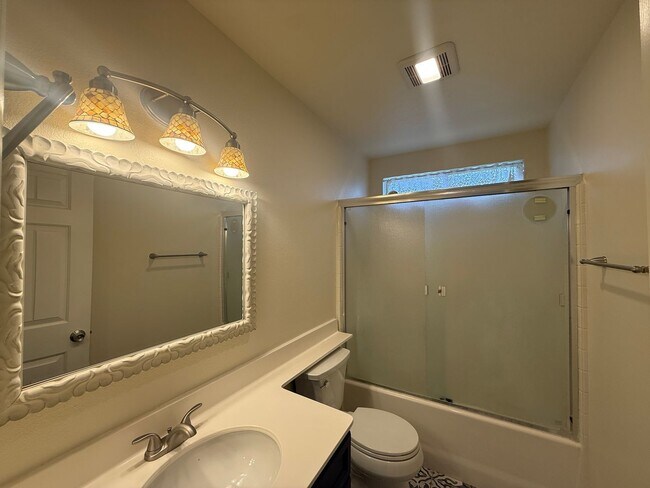 Building Photo - Quartz Hill 3 Bedroom 2 Bathroom