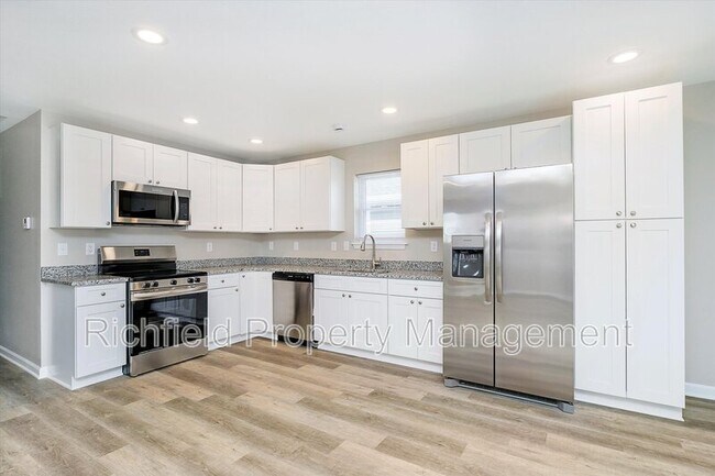 Building Photo - 2757 Columbia Ave