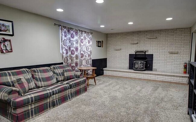 Building Photo - 6 Bedroom Home For Rent In Rexburg!!