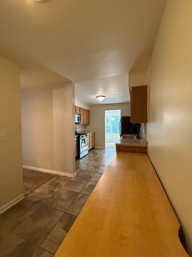 Building Photo - 534 River Front Cir
