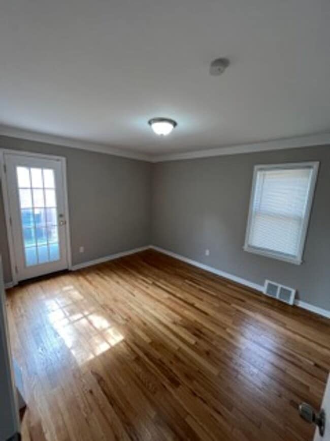Building Photo - Beautifully maintained 3 bed - 1.5 Bath in Lincoln Park!