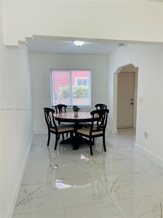 Building Photo - 3175 SW 27th Terrace