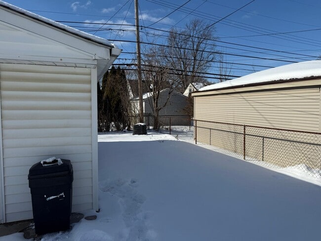 Building Photo - Move-In Ready 3 Bedroom, 2 Bathroom Home in Dearborn