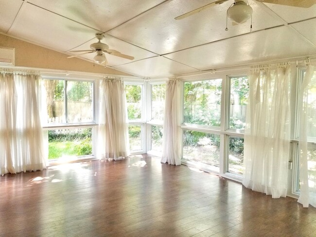 Building Photo - Charming 4 Bedroom Home in Center Lake Sub...