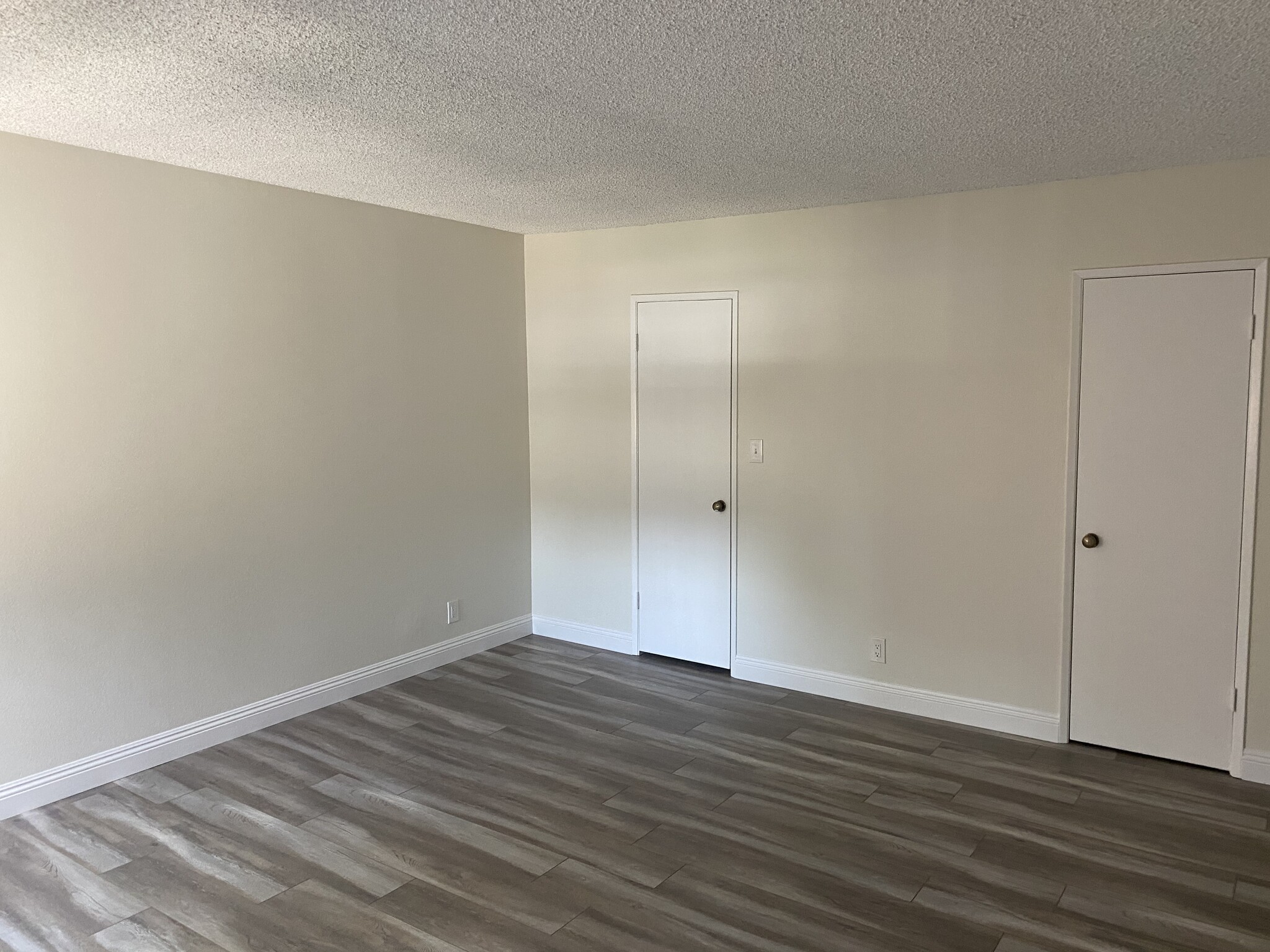 Master Bedroom w/Large Walk In Closet - 361 E Santa Anita Ave