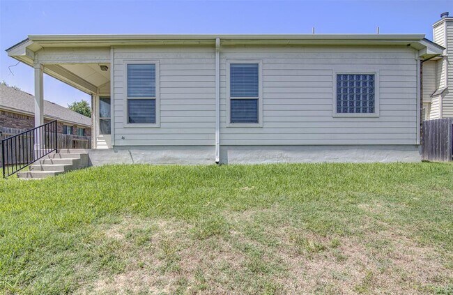 Building Photo - 1610 Greenside Dr
