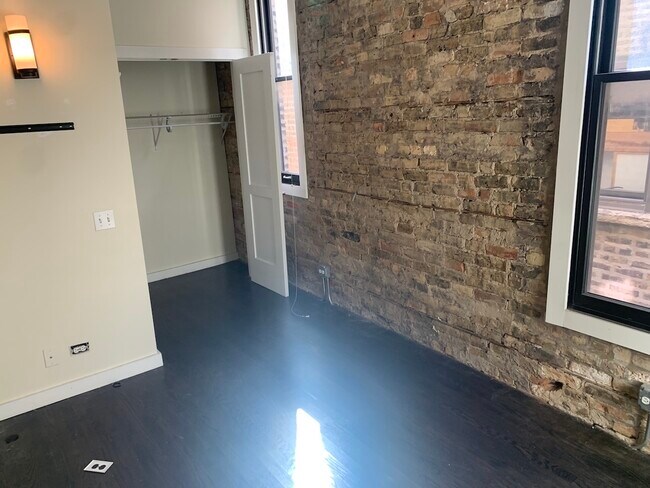 Building Photo - 948 W Armitage Ave