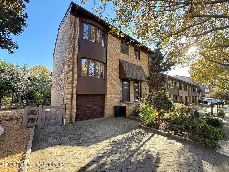 Building Photo - 64 Claradon Ln