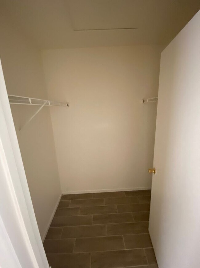 Building Photo - 4 BEDROOM ADELANTO HOME