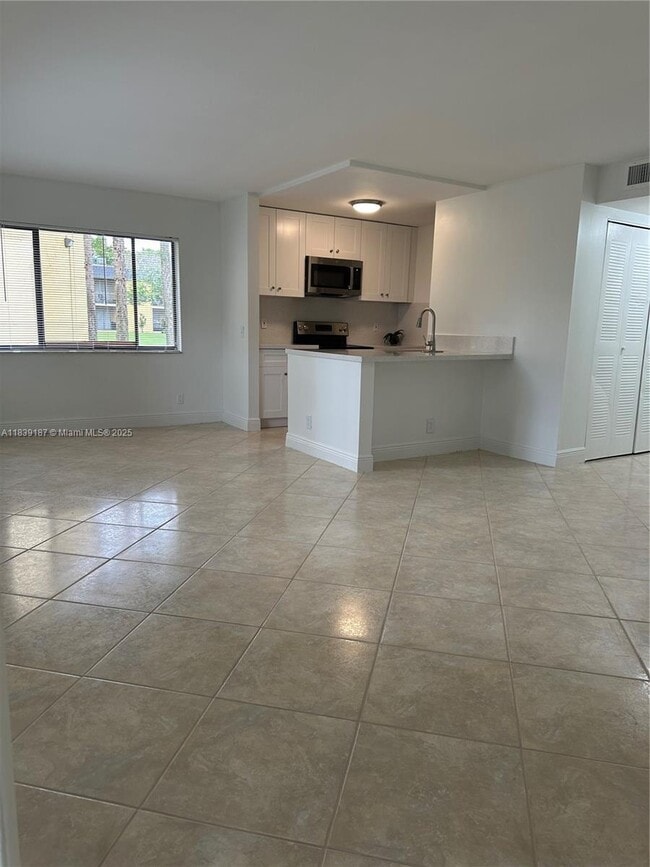 Building Photo - 801 Meadows Cir