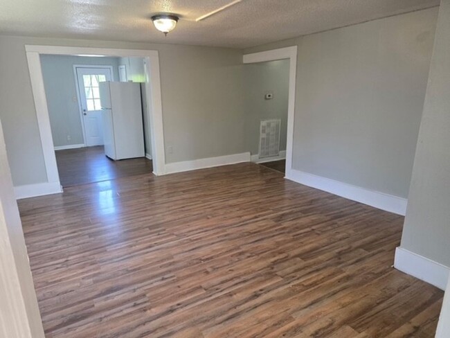 Building Photo - 3 Bed 2 Bath for Rent!